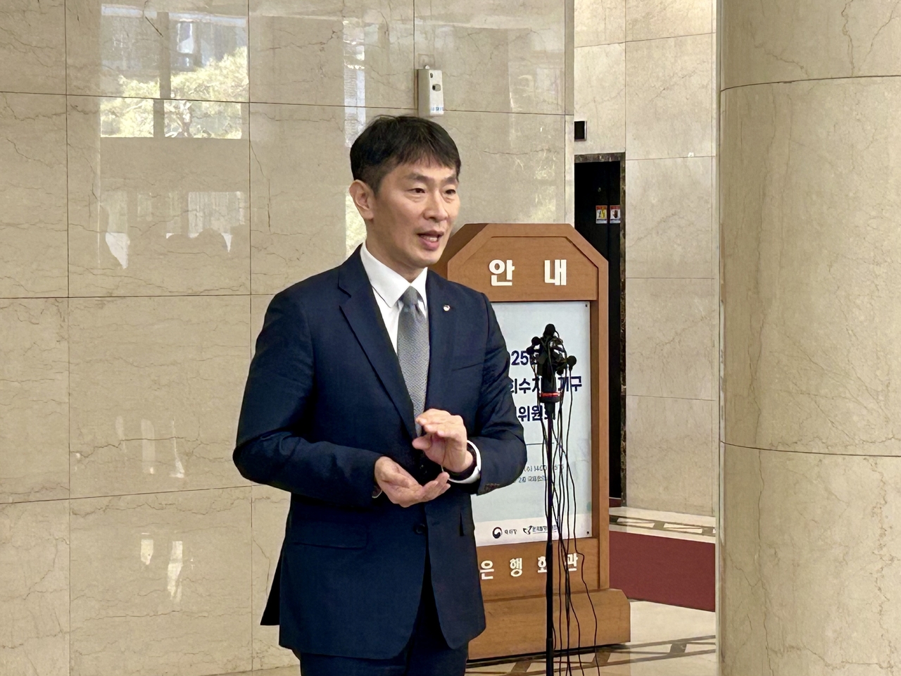 이복현 금융감독원장이 19일 서울 중구 은행회관에서 열린 20개 은행장 간담회 직후 취재진의 질문에 답하고 있다. [김은희 기자]