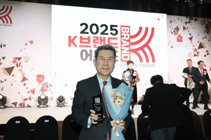 19일 서울 더플라자호텔에서 열린 2025 K-브랜드 어워즈의 K-도시 부문에서 디지털융합혁신도시로 선정 돼 이강덕 포항시장이 기념촬영을 하고 있다.(포항시 제공)