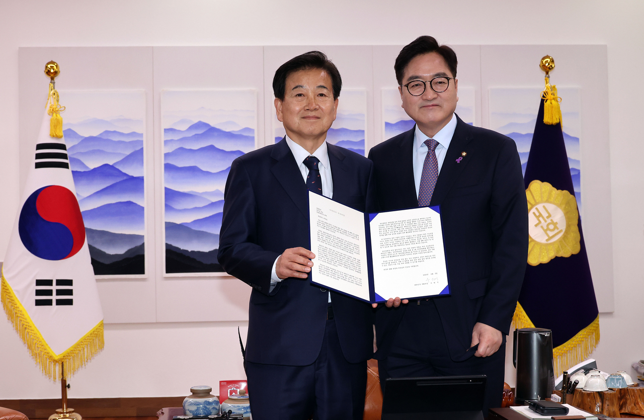 우원식 국회의장이 3일 오후 서울 여의도 국회에서 열린 미국, 유럽 특별방문단 의장친서 전달 차담회에서 미국 특별방문단 정동영 더불어민주당 의원에게 친서를 전달하고 있다. [연합]
