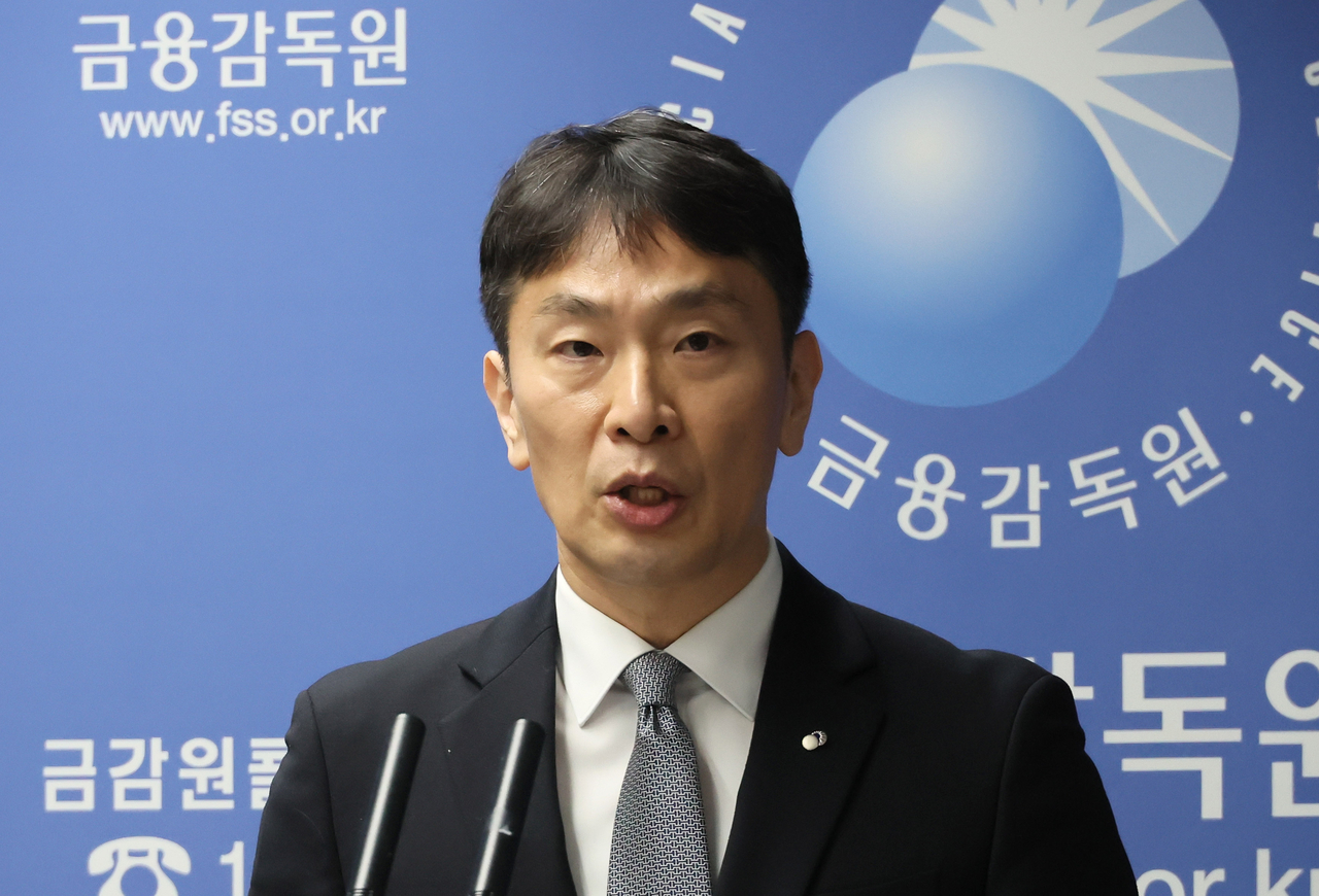 Lee Bok-hyun, governor of the Financial Supervisory Service, speaks during a press conference on his agency's inspection of the banking sector at the FSS' headquarters in Seoul on Feb. 4. (Yonhap)