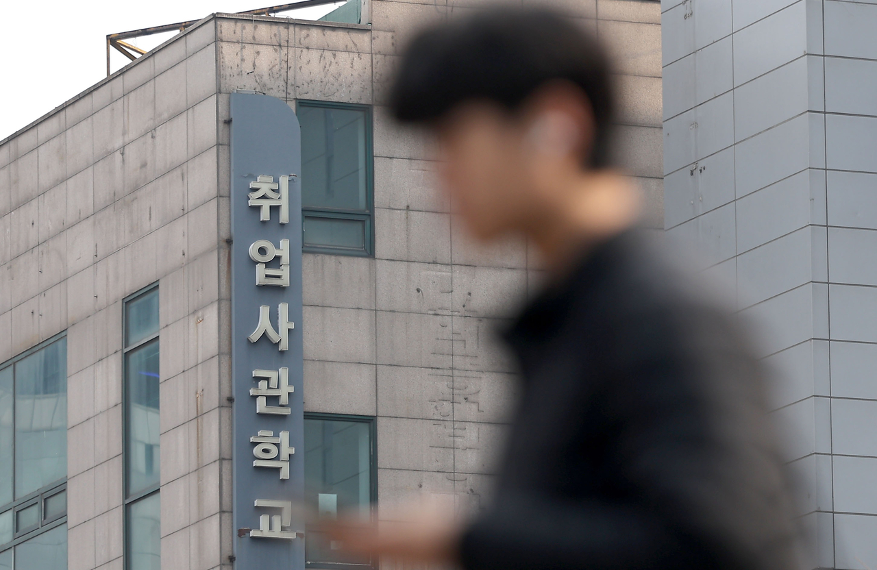 지난달 청년층(15∼29세)의 체감실업률이 약 4년 만에 가장 큰 폭으로 악화한 가운데 16일 서울 동작구 노량진 학원가에서 한 청년이 취업 준비 학원 앞을 지나고 있다. 이날 통계청 국가통계포털(KOSIS)에 따르면 지난달 청년층의 고용보조지표3(체감실업률)은 1년 전보다 0.8%포인트(p) 오른 16.4%를 기록했다. 지난달 청년층 고용보조지표3의 전년대비 증가폭은 2021년 2월(26.8%)의 3.7%p 이후 3년 11개월 만에 가장 컸다. [연합]
