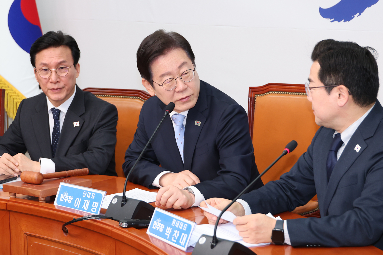 이재명  더불어민주당 대표와 박찬대 원내대표가 19일 서울 여의도 국회에서 열린 최고위원회의에서 대화하고 있다.[연합]