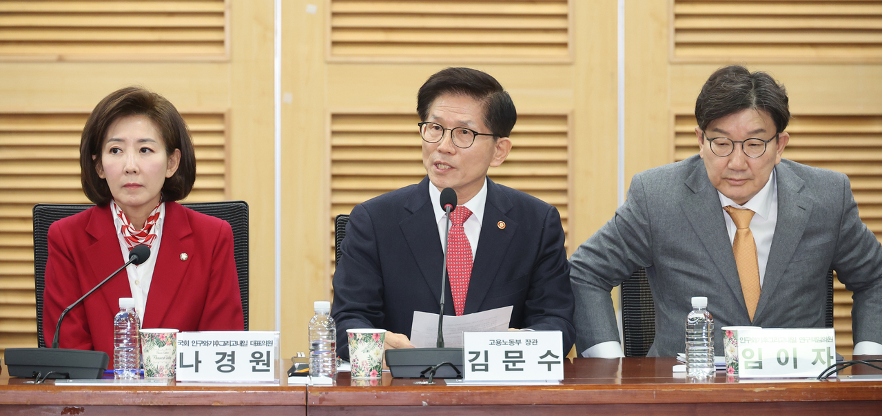 19일 서울 여의도 국회 의원회관에서 열린 ‘2030·장년 모두 Win-Win하는 노동개혁 대토론회’에서 김문수 고용노동부 장관이 발언하고 있다. [연합]