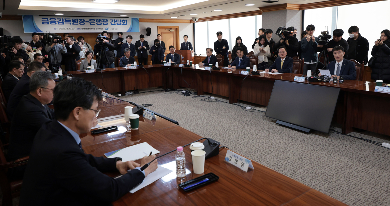 이복현(오른쪽) 금융감독원장이 19일 서울 중구 은행회관에서 열린 금융감독원장-은행장 간담회에서 발언하고 있다. [연합]