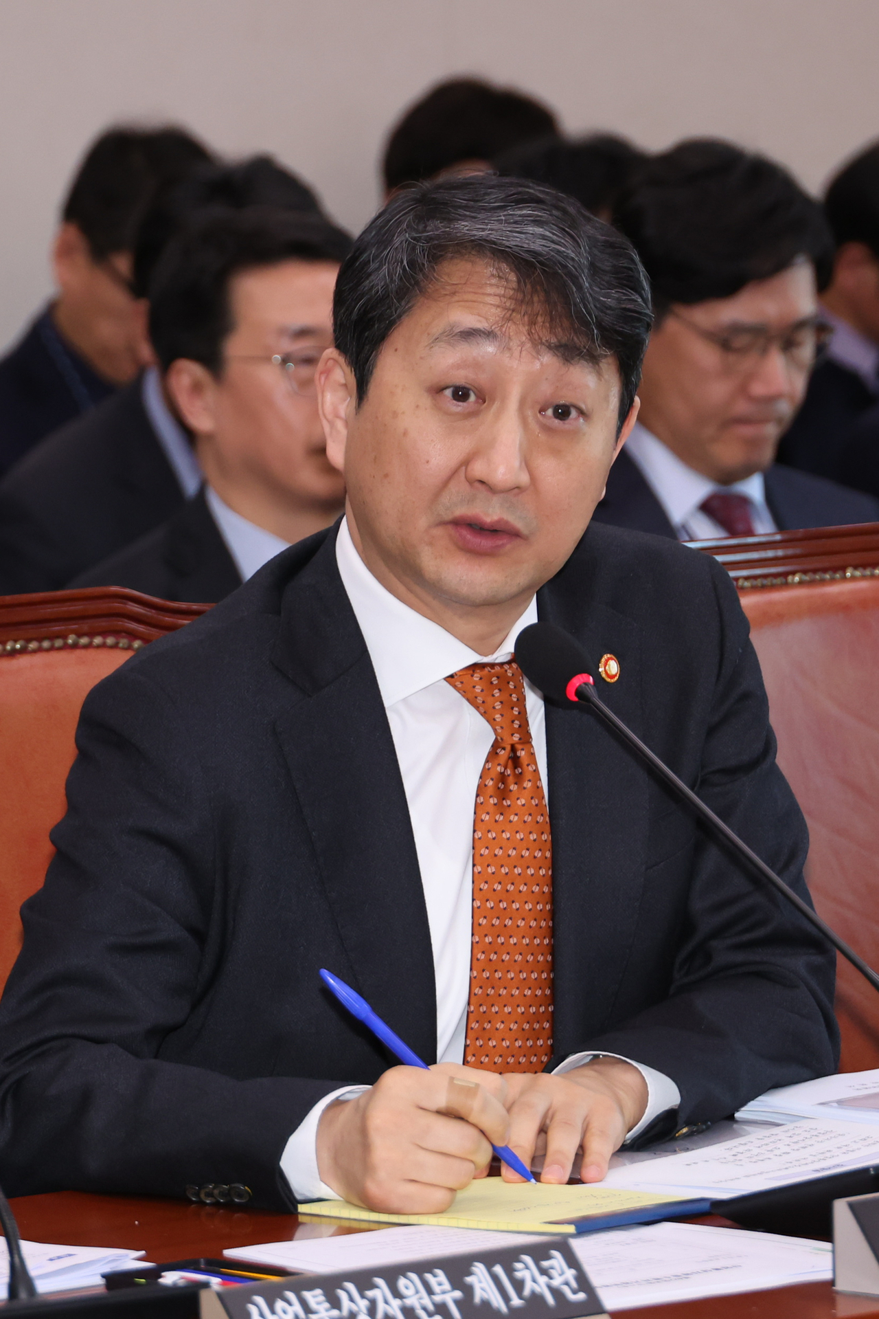 안덕근 산업통상자원부 장관이 19일 국회 산업통상자원중소벤처기업위원회 전체회의에서  위원들의 질의에 답하고 있다.［연합］