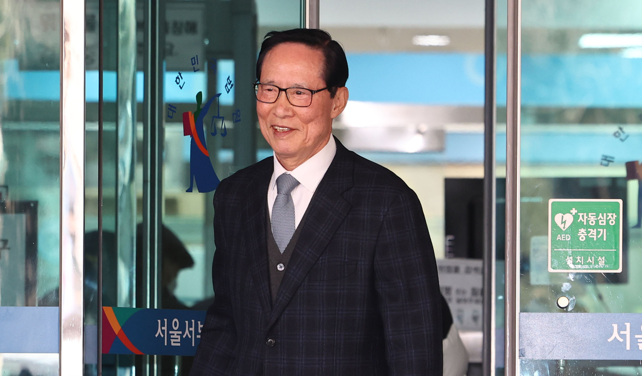 국군기무사령부(기무사·현 군사안보지원사령부)의 ‘계엄 문건’과 관련해 군 간부들에게 거짓 서명을 강요한 혐의로 재판에 넘겨진 송영무 전 국방부 장관이 19일 서울 마포구 서울서부지방법원에서 열린 ‘직권남용권리행사방해 혐의’ 관련 1심 선고 재판을 마친 뒤 법원 청사를 나서고 있다. [연합]