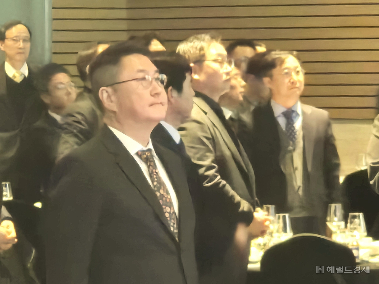 이석우 두나무 대표가 20일 오전 서울 여의도 FKI컨퍼런스타워에서 열린 정기총회에서 국민의례를 하고 있다. 김현일 기자