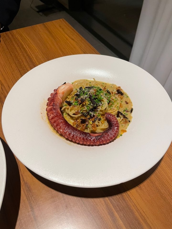 Octopus pistachio pasta (Hong Yoo/ The Korea Herald)