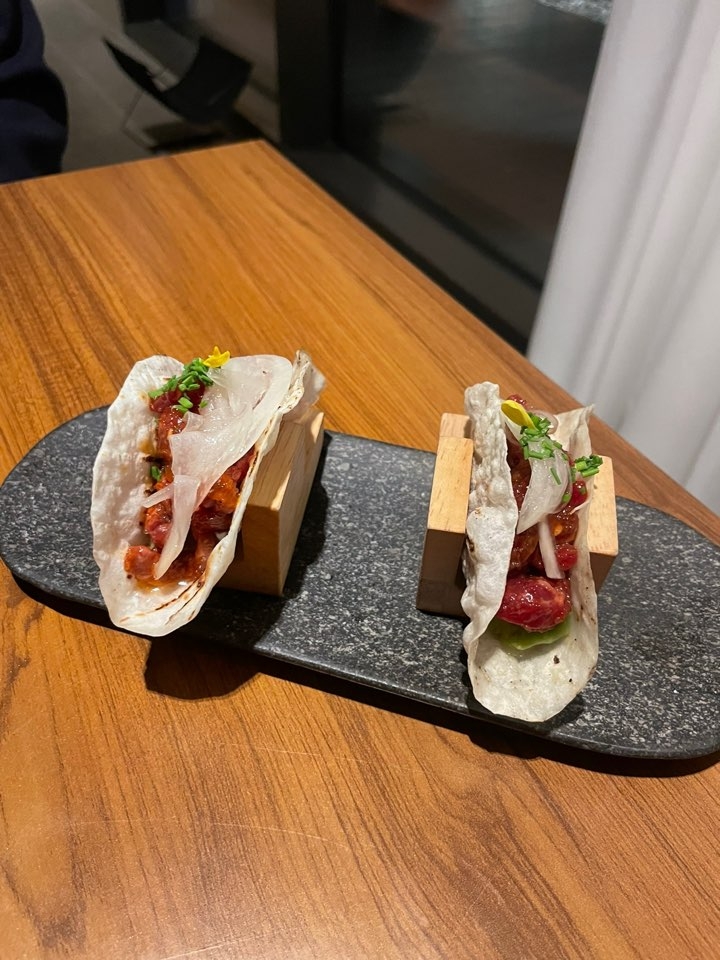 Yukhoe milljeonbyeong tacos served at Aseul Seoul (Hong Yoo/ The Korea Herald)