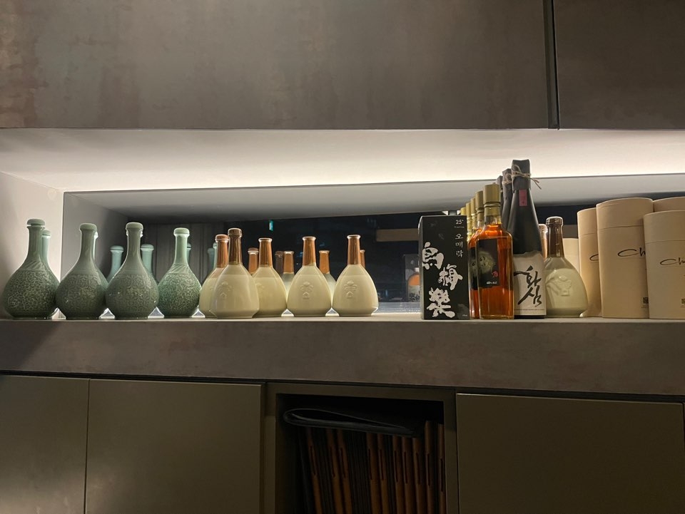 Korean liquor is on display at Asseul Seoul. (Hong Yoo/ The Korea Herald)