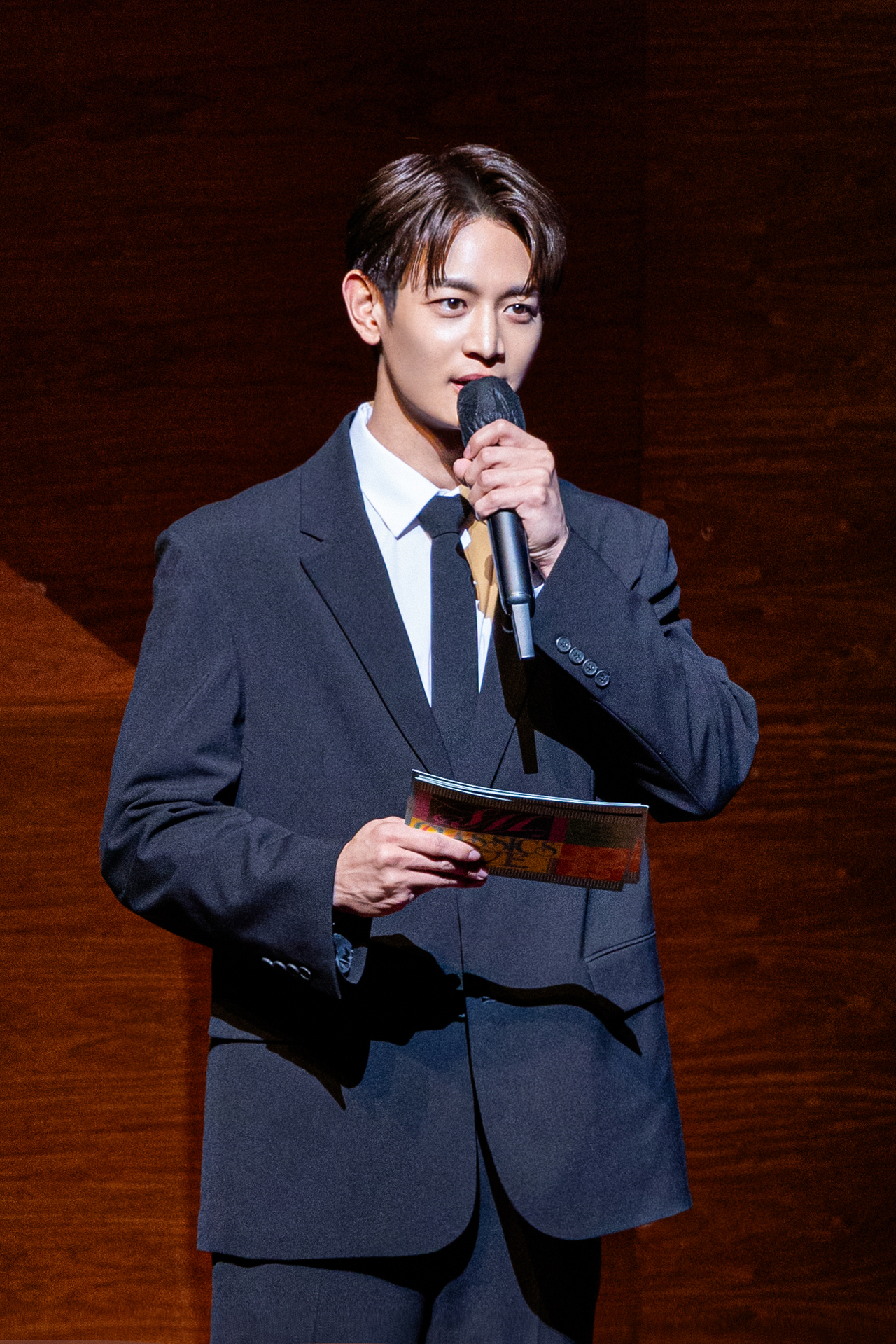 Minho de SHINee ofrece comentarios de apertura en SM Classics Live el viernes en el Seúl Arts Center. (SM Entertainment)