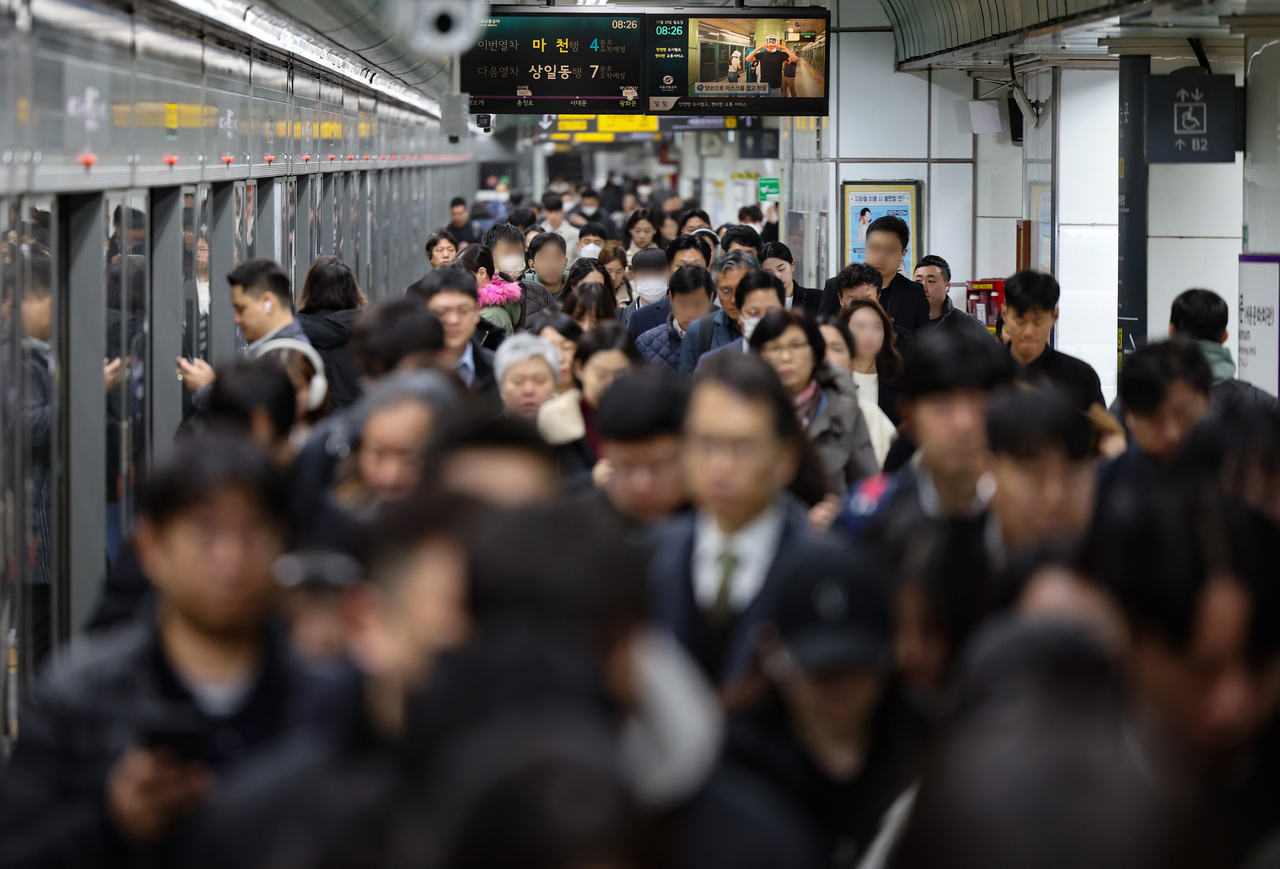 Commuters moves through a crowded Gwanghwamun Station on Seoul Metro Line No. 5 during the morning rush hour in November 2024. (Newsis)