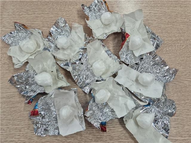 한국을 비롯한 전 세계로 대규모 마약을 밀수출해온 국제마약조직 총책이 국정원의 끈질긴 추적 끝에 나이지리아 현지에서 검거됐다. 국정원 국제범죄정보센터(TCIC)는 20일 나이지리아 마약법집행청(NDLEA)과 공조해 지난 13일(현지시간) 마약조직 총책 K·제프(59)를 현지에서 검거했다고 밝혔다. 작년 4월 운박책으로부터 적발한 초콜릿에 은닉된 필로폰. [국가정보원 제공]