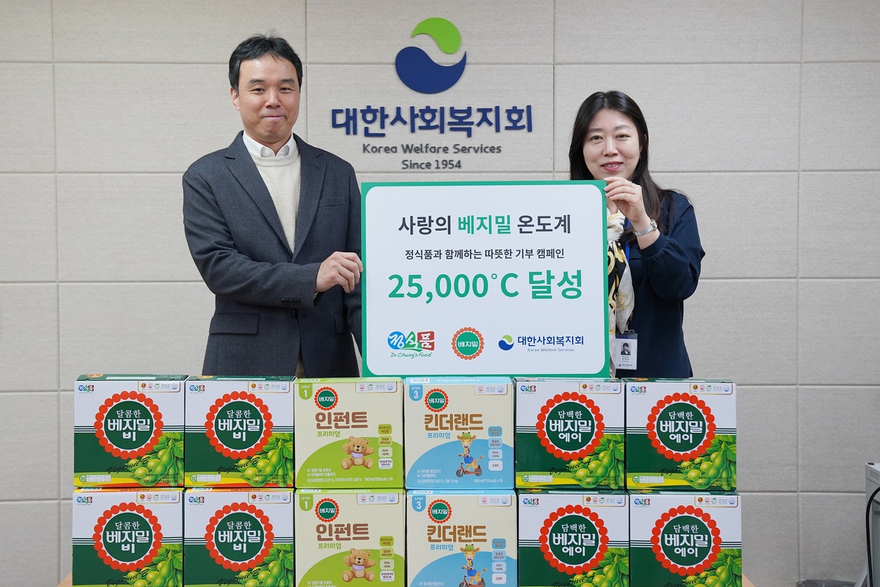지난 17일 서원상(왼쪽부터) 정식품 IMC 팀장과 김문주 대한사회복지회 본부장이 베지밀 두유 전달식에서 기념촬영을 하고 있다. [정식품 제공]