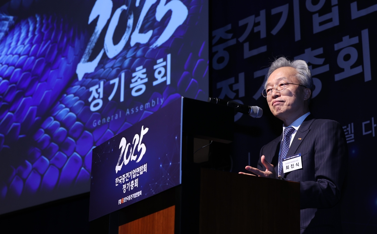 최진식 중견기업연합회장이 19일 정기총회에서 연임을 확정하고, 취임사를 하고 있다. [중견련 제공]