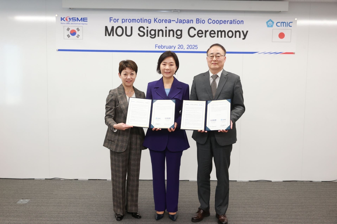 오영주(가운데) 중기부 장관, 이병철(오른쪽) 중소벤처기업진흥공단 부이사장, 게이코 오이시(왼쪽) 씨믹 회장이 20일 바이오 분야 협력을 위한 MOU를 체결한 뒤 기념촬영을 하고 있다. [중진공 제공]