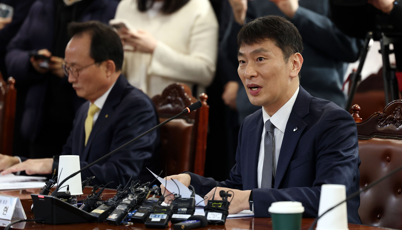 Lee Bok-hyun(right), governor of the Financial Supervisory Service, speaks during a meeting with heads of banks in Seoul on Wednesday. (Yonhap)