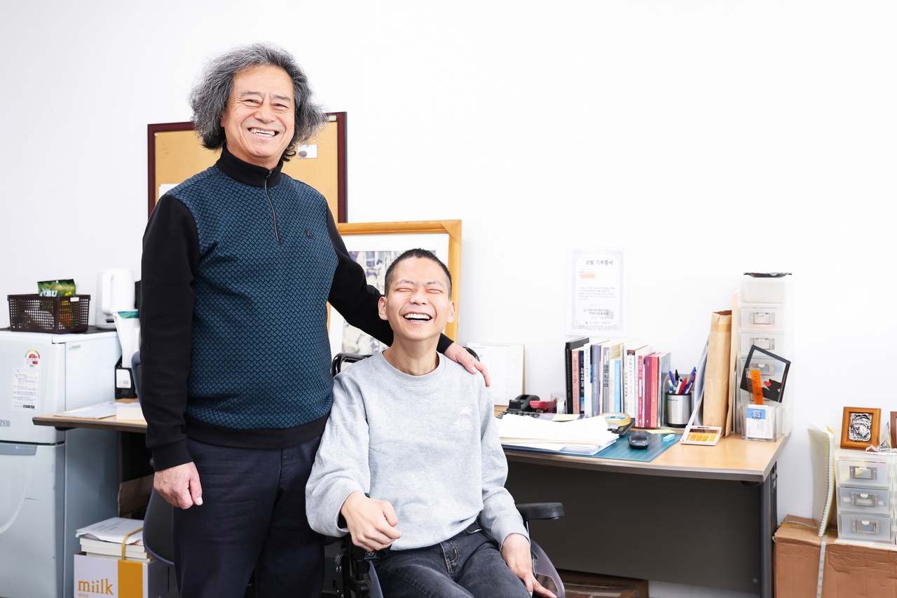 대구대 초등특수교육과 최성규 교수(왼쪽)와 유장군 학생.[대구대 제공]