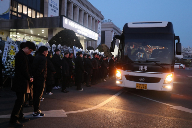지난해 3월 8일 경기 김포시 청 본관 앞에서 시 공무원들이 참여한 가운데 악성 민원에 시달리다 숨진 공무원 C씨에 대한 노제가 진행되고 있는 모습이다. [김포시]