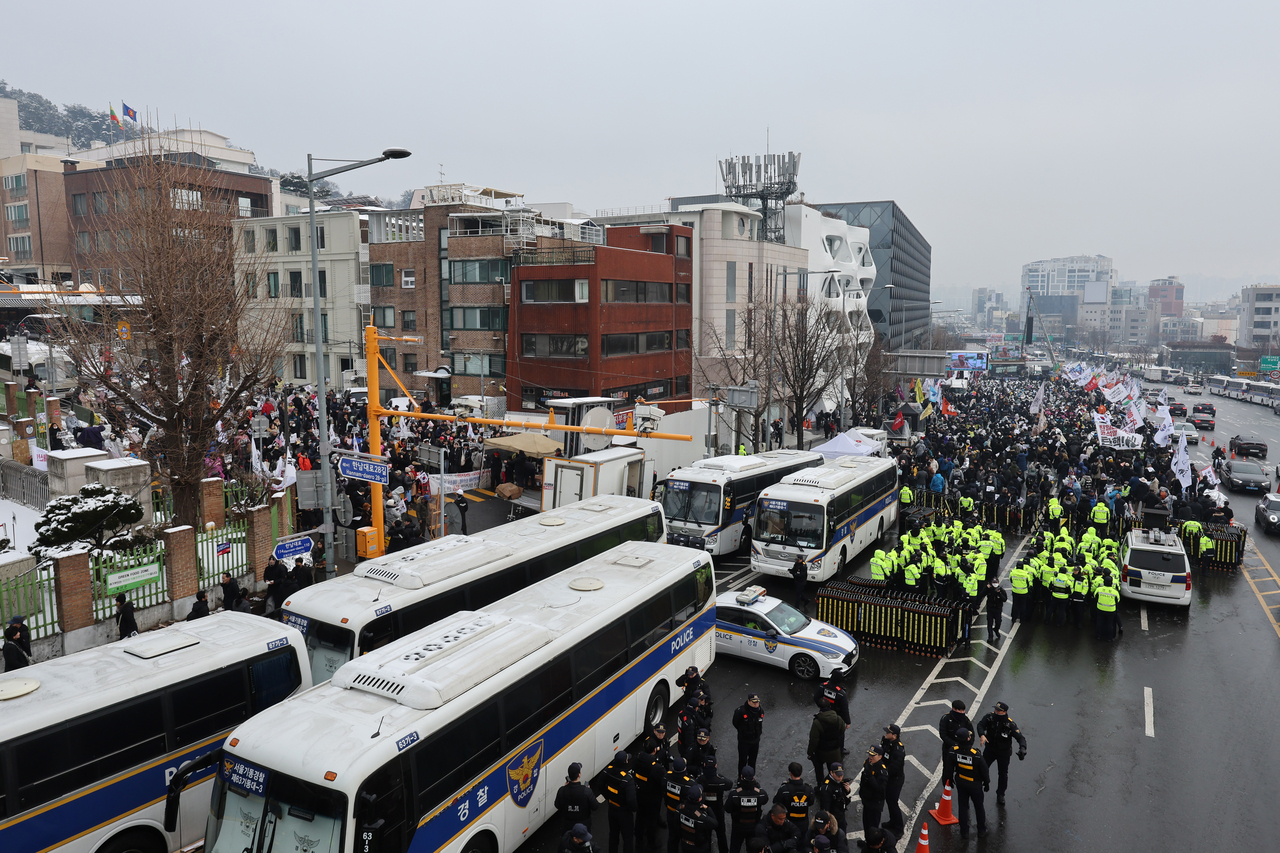 Police cordon off part of roads near President Yoon Suk Yeol's residence in Seoul in this Jan. 5, file photo as rallies for and against Yoon's impeachment took place. (Yonhap)
