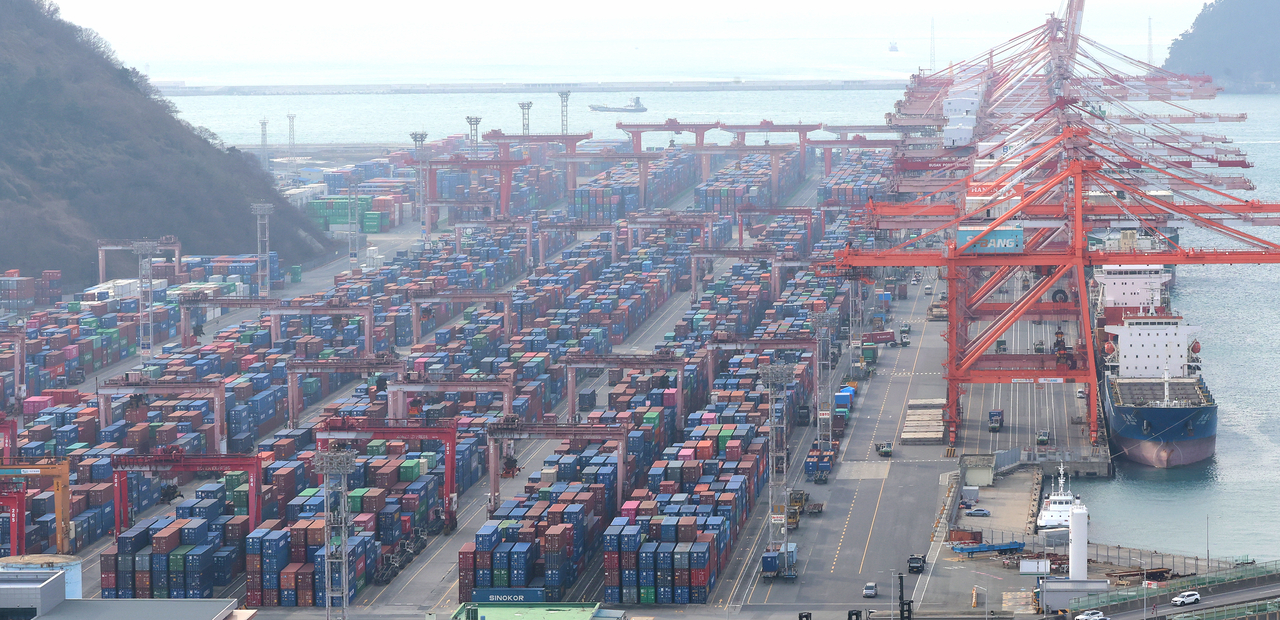 This file photo taken Feb. 3, shows a port in South Korea's southeastern city of Busan. (Yonhap)