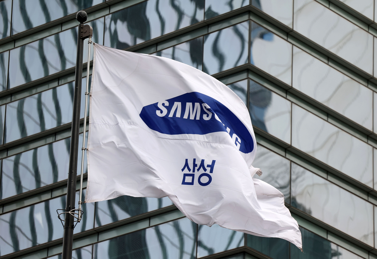 A Samsung Group flag flies at Samsung Electronics headquarters in Gangnam-gu, Seoul, on Jan. 31. (Newsis)