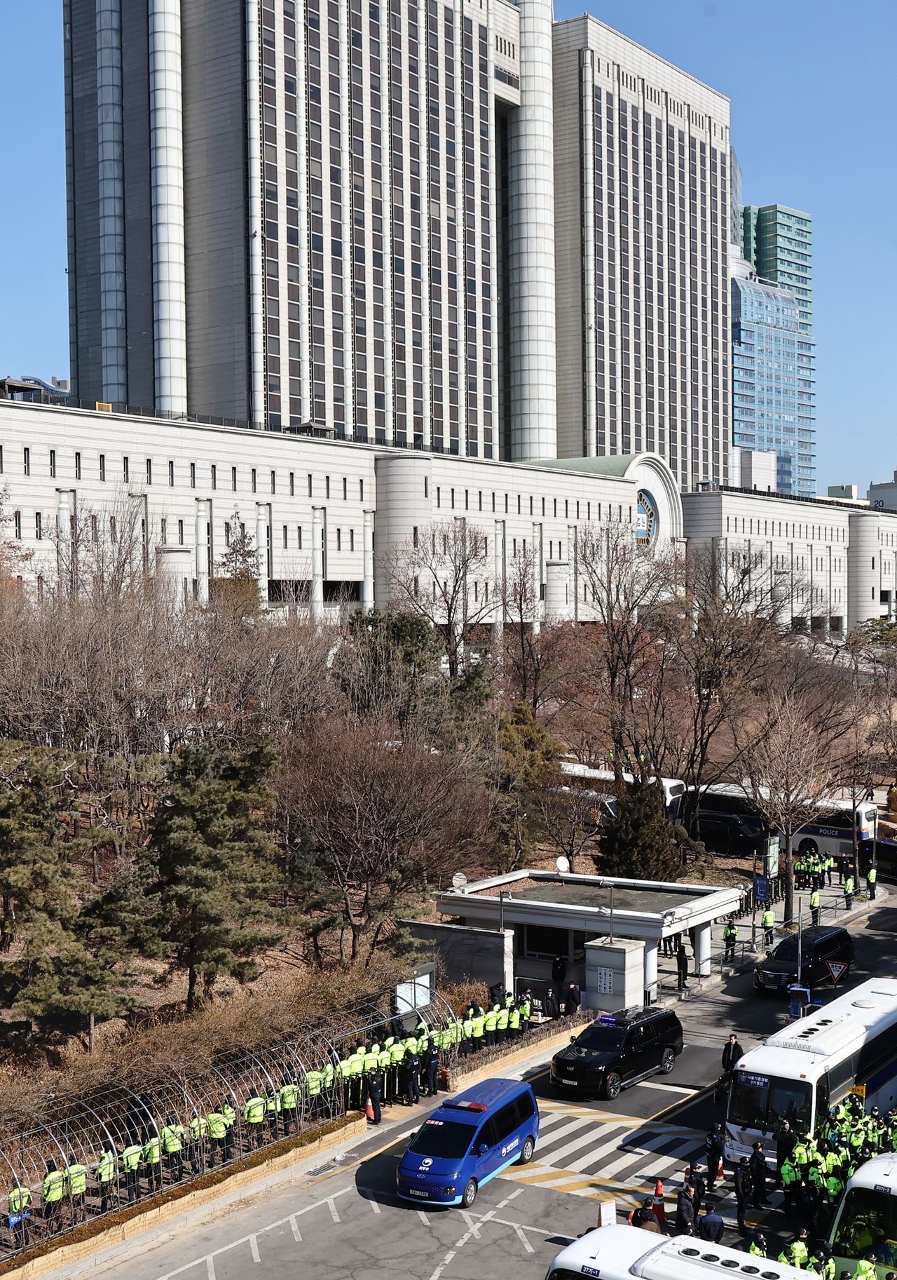 A convoy of vehicles carrying suspended President Yoon Suk Yeol leaves the Seoul Central District Court for the Constitutional Court, Thursday. (Yonhap)