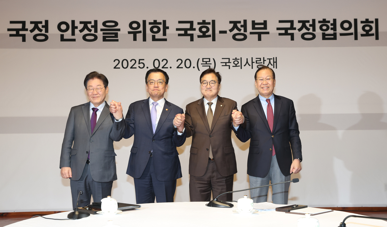 From left: Main opposition Democratic Party leader Lee Jae-myung, acting President Choi Sang-mok, National Assembly Speaker Woo Won-shik and ruling People Power Party interim leader Kwon Young-se pose for a photo during the four-way talks held at National Assembly, Thursday. (Yonhap)