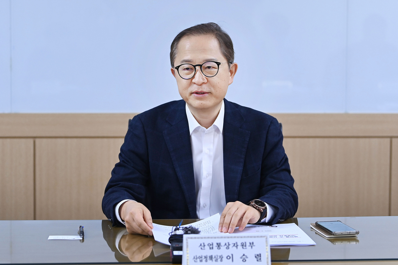 이승렬 산업통상자원부 산업정책실장이 20일 서울 종로구 한국생산성본부 회의실에서 반도체, 자동차, 철강 등 관련 협회 관계자들이  참석한 제2차 산업정책 민관협의회를 주재하고 있다. ［산업통상자원부 제공］