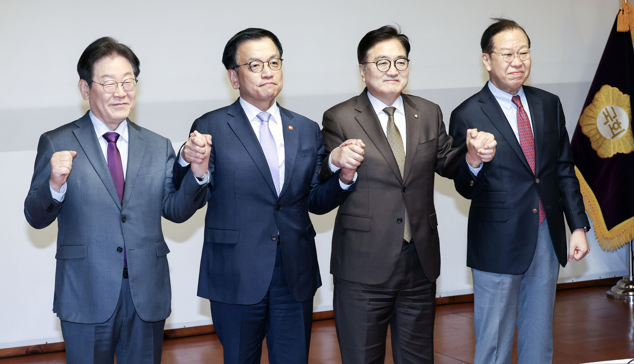 From left: Main opposition Democratic Party leader Lee Jae-myung, Acting President Choi Sang-mok, National Assembly Speaker Woo Won-shik and ruling People Power Party interim leader Kwon Young-se pose for a photo ahead of their four-way meeting at the National Assembly in Seoul, Thursday. (Yonhap)