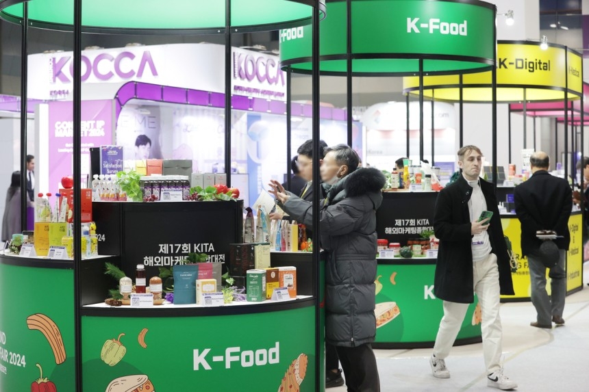 서울 강남구 코엑스에서 열린 ‘2024 해외마케팅종합대전’에서 바이어들이 K푸드 전시를 둘러보고 있다. [연합]