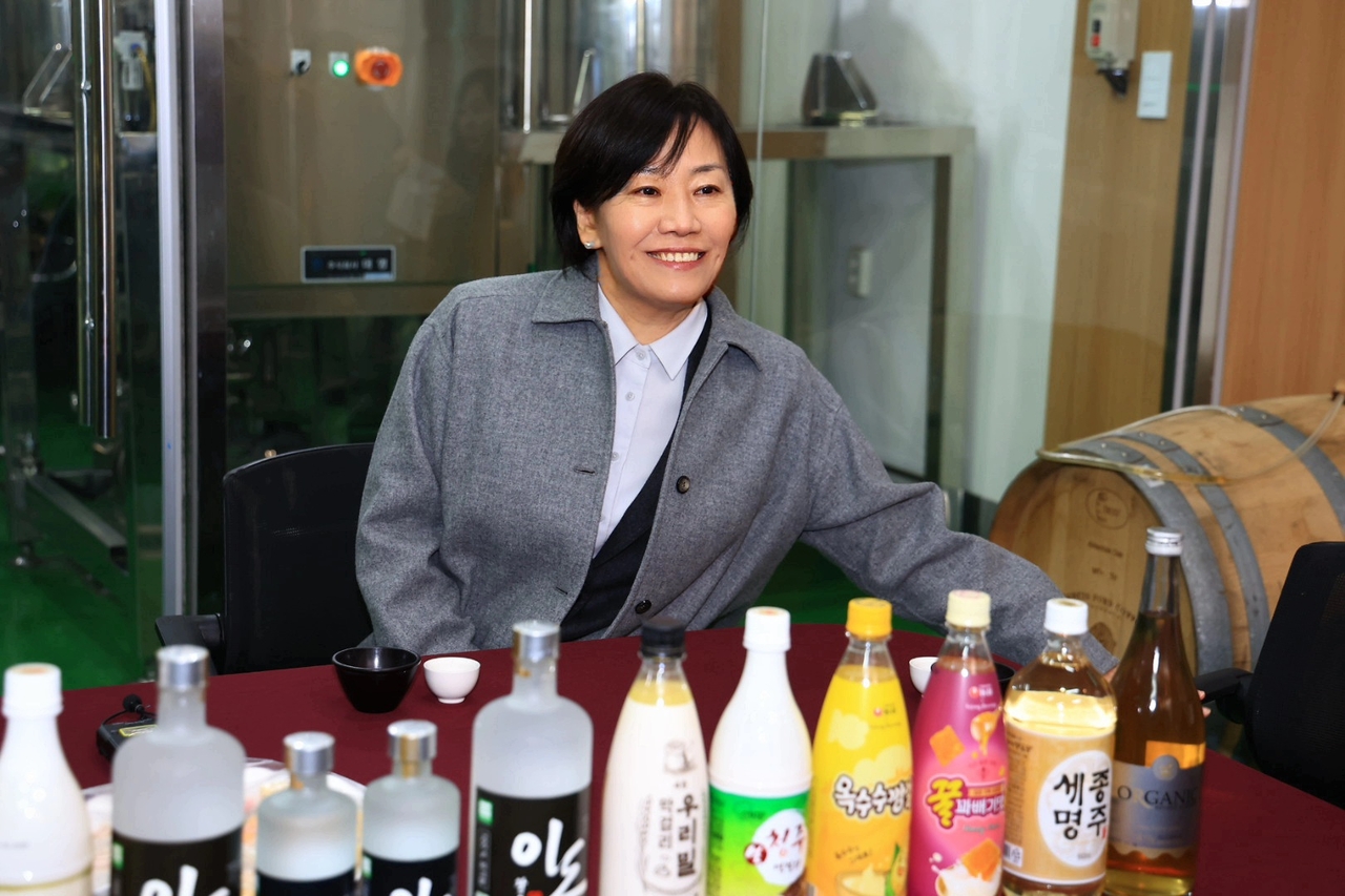 송미령 농림축산식품부 장관이 20일 청주시 소재 전통주 제조업체 조은술세종을 찾아 전통주 생산 관련 업계 건의사항을 듣고 있다. [농림축산식품부 제공]