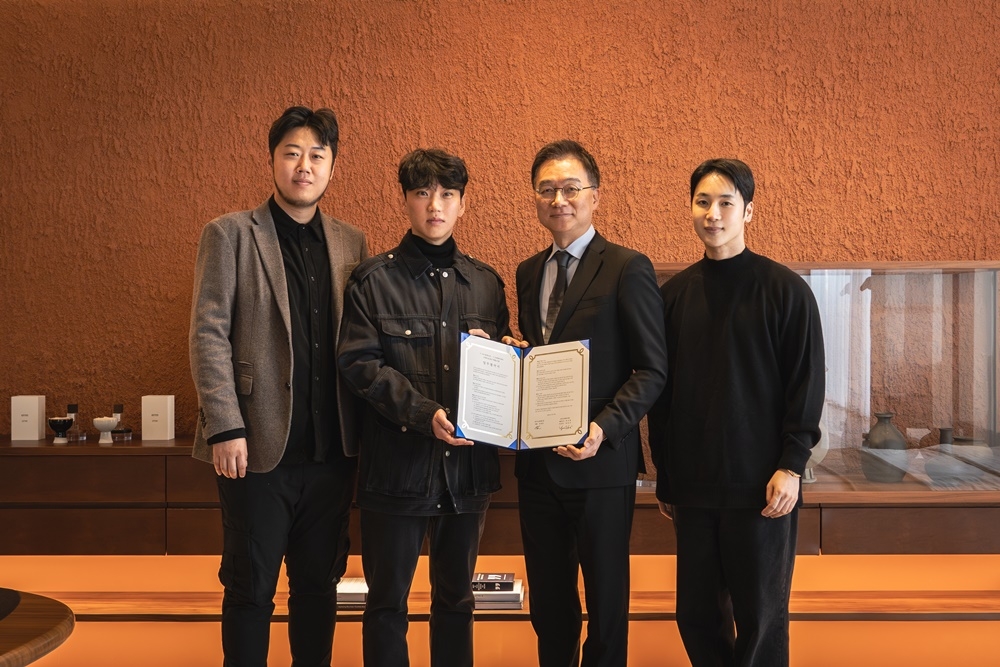 양호진 신세계디에프 전무(오른쪽 두번째)와 이스턴에디션의 홍혁진·임대선·양태오 공동대표가 기념촬영을 하고 있다. [신세계면세점 제공]