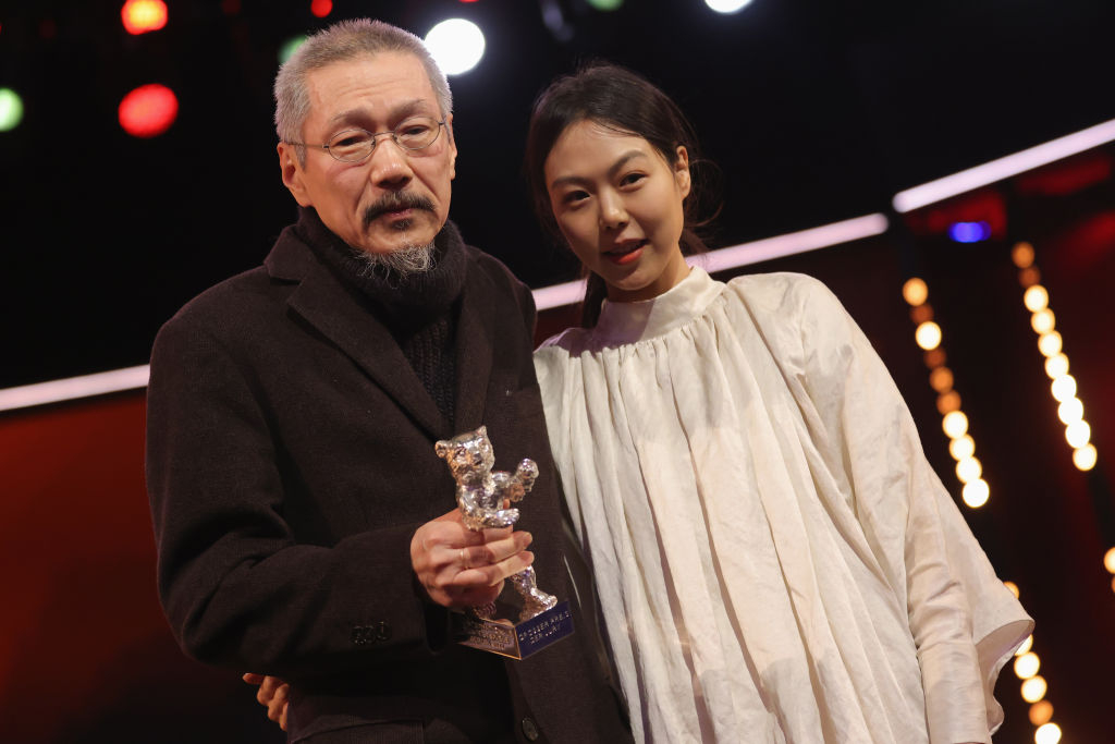 2022년 2월 16일(현지시간) 독일 베를린에서 열린 제72회 베를린국제영화제 폐막식에서 ‘소설가의 영화’로 은곰상을 수상한 홍상수 감독과 김민희가 기념 촬영을 하고 있다. [게티이미지]