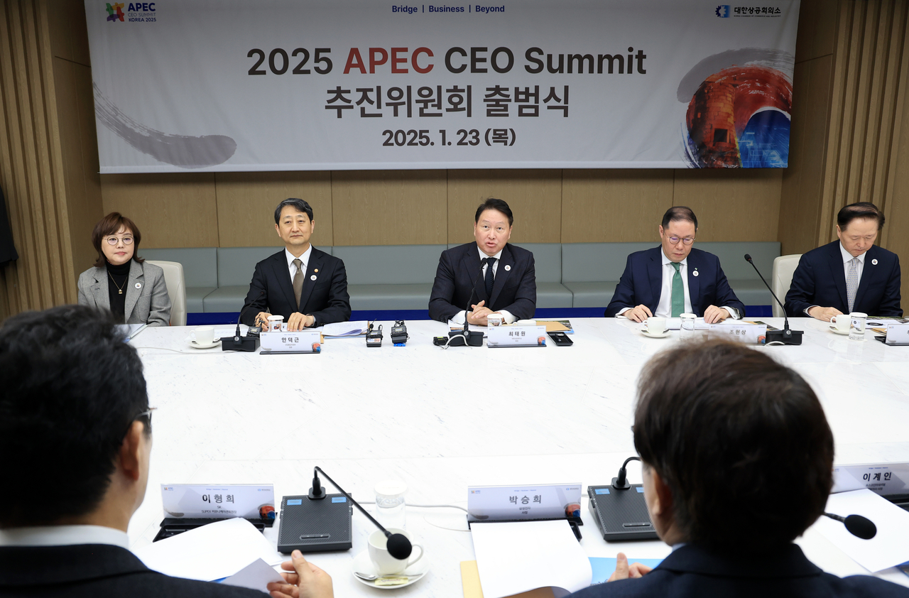 2025 아시아태평양경제협력체(APEC) CEO 서밋 의장인 최태원 대한상공회의소 회장이 23일 오전 서울 중구 대한상의 EC룸에서 열린 2025 APEC CEO 서밋 추진위원회 출범식에 참석해 발언하고 있다. [연합]