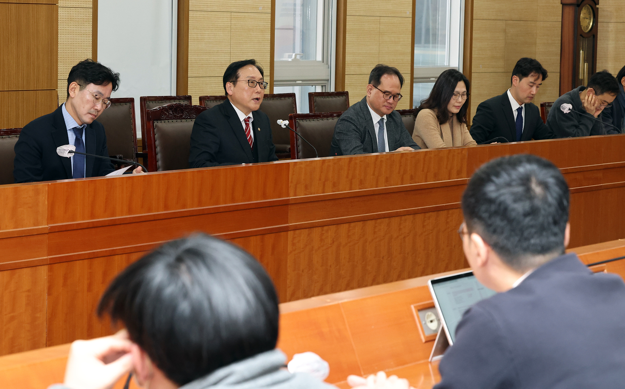 정인교 통상교섭본부장(왼쪽 두 번째)이 3일 오후 정부세종청사 산업통상자원부 대회의실에서 강력한 보호무역주의를 바탕으로 캐나다, 멕시코, 중국에 대한 관세 부과 절차를 밟은 도널드 바카라 게임 미 대통령이 반도체, 철강 등에 대한 관세 부과 가능성을 시사한 것과 관련, 대책을 마련하기 위해 회의를 주재하고 있다. [연합]