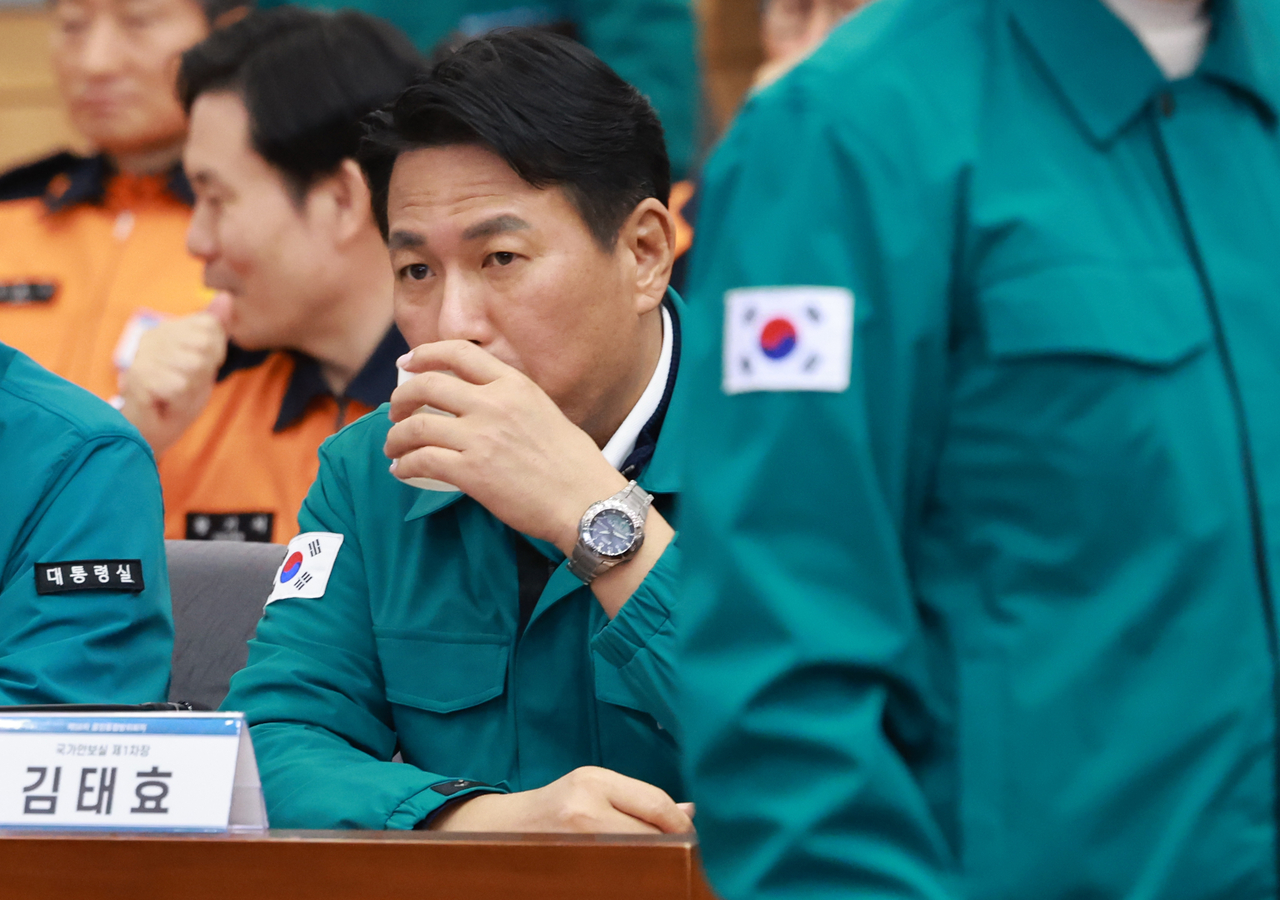 김태효 국가안보실 1차장이 10일 정부서울청사 별관에서 열린 ‘58차 중앙통합방위회의’에 참석해 물을 마시고 있다. [연합]
