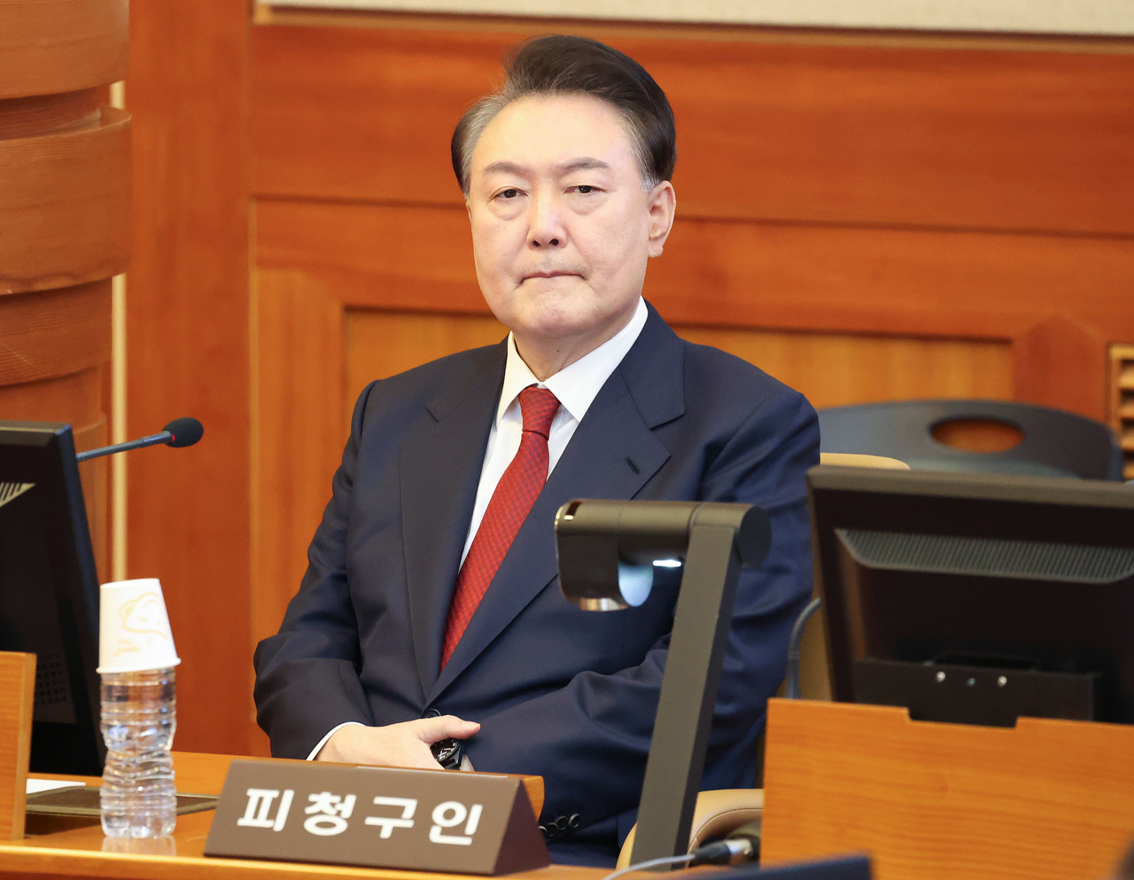 윤석열 대통령이 지난 13일 서울 종로구 헌법재판소 대심판정에서 열린 윤석열 대통령 탄핵심판 8차 변론기일에 출석해 있다. [연합]