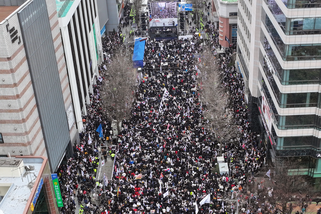 지난 15일 오후 광주 동구 금남로에서 개신교 단체 세이브코리아가 윤석열 대통령 탄핵 반대와 석방을 촉구하는 국가비상기도회를 열고 있다. [연합]