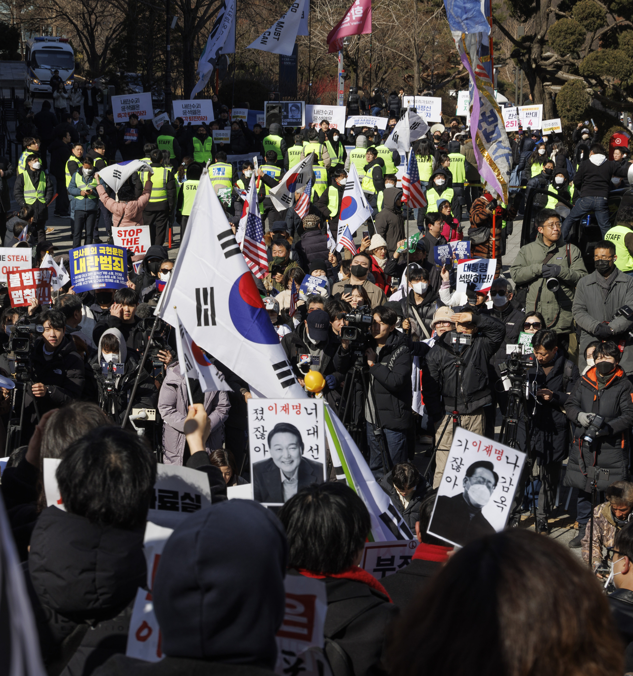 Groups who support Yoon Suk Yeol and groups who support impeachment confront one another on the campus of Seoul National University, Gwanak-gu, Seoul on Feb. 17. (Yonhap)