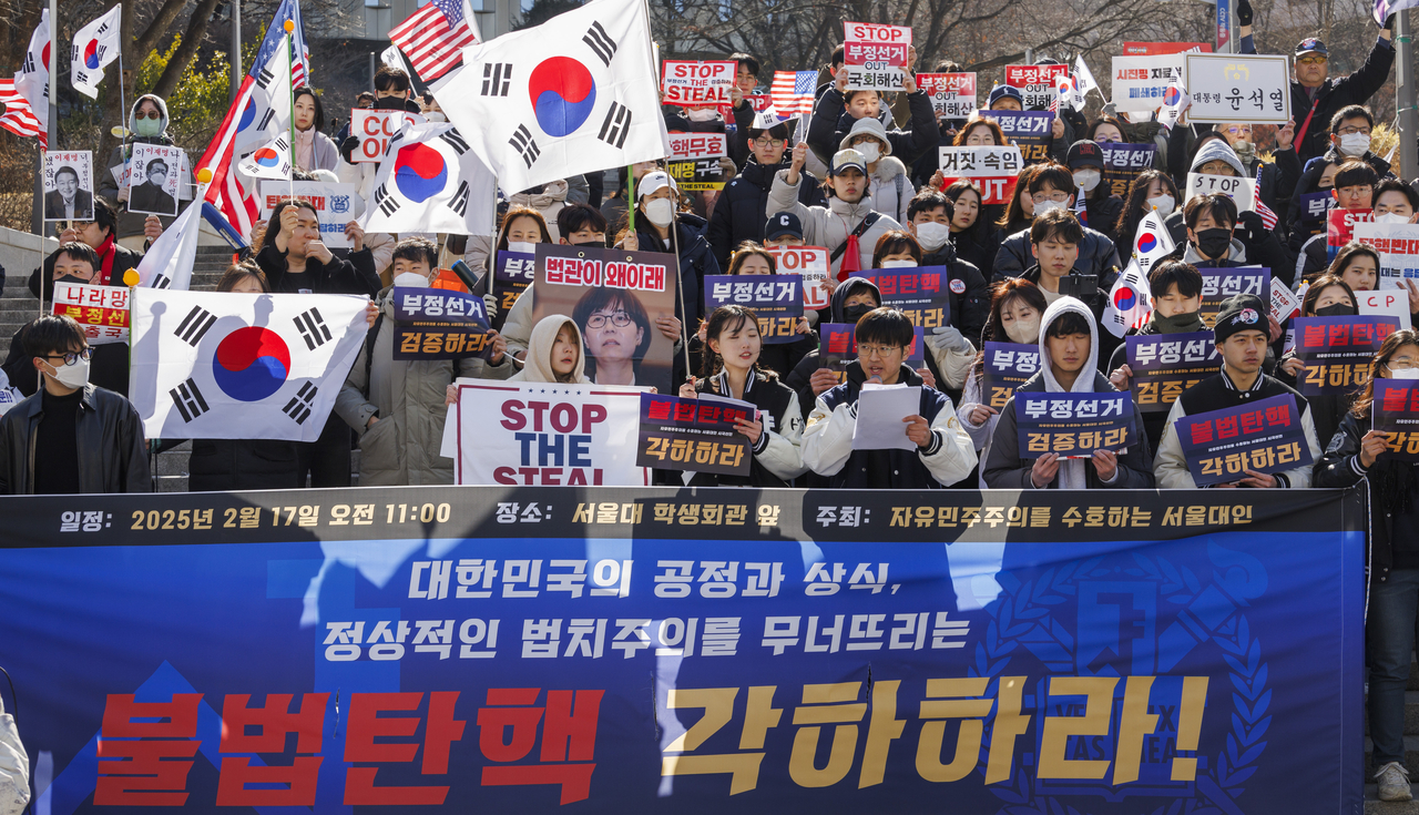 A pro-Yoon Suk Yeol rally organized by some Seoul National University students and conservative groups calls for the dismissal or the impeachment charges against Yoon at Seoul National University, Gwanak-gu, Seoul, Feb. 14. (Yonhap)
