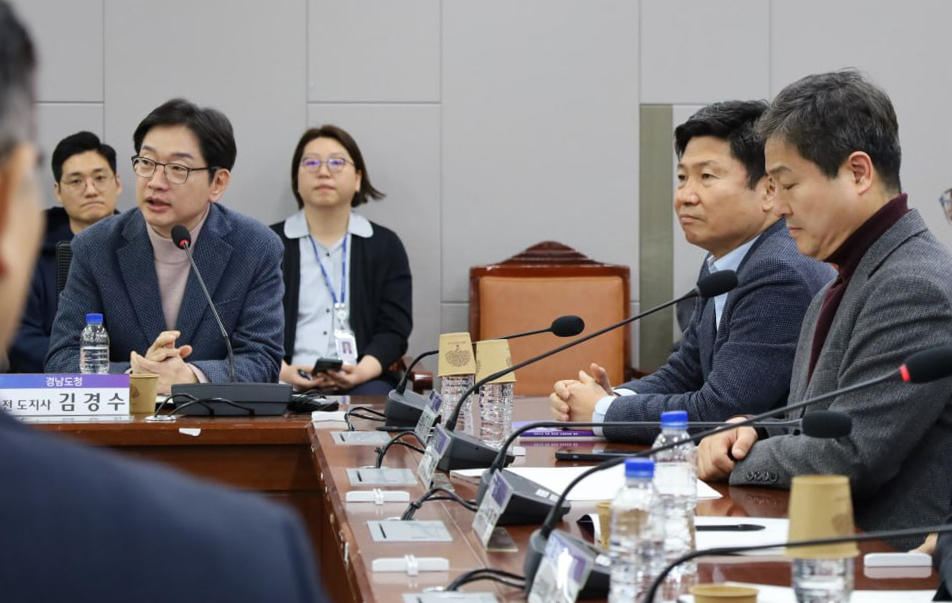 더불어민주당의 잠재적 차기 대선주자로 거론되는 김경수 전 경남지사가 18일 서울 여의도 국회 의원회관에서 열린 ‘행정수도 세종 이전의 추진방안과 과제 토론회’에서 발언하고 있다. [강준현 의원실 제공]
