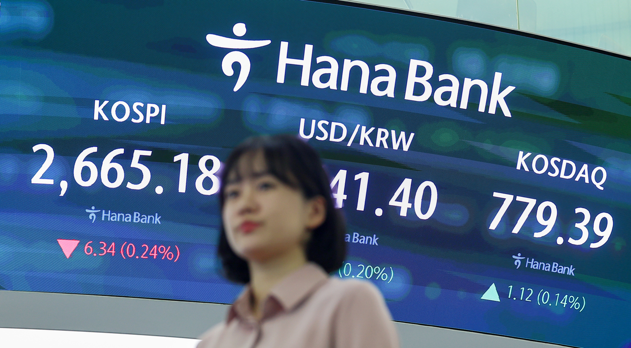 An electronic board showing the Korea Composite Stock Price Index at a dealing room of the Hana Bank headquarters in Seoul on Thursday. (Yonhap)