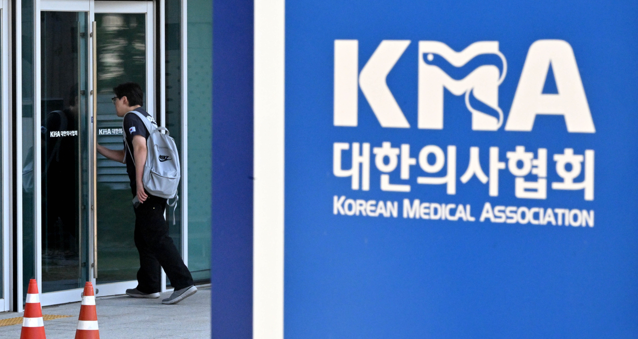 의협회관에서 한 직원이 출근하고 있다. 임세준 기자