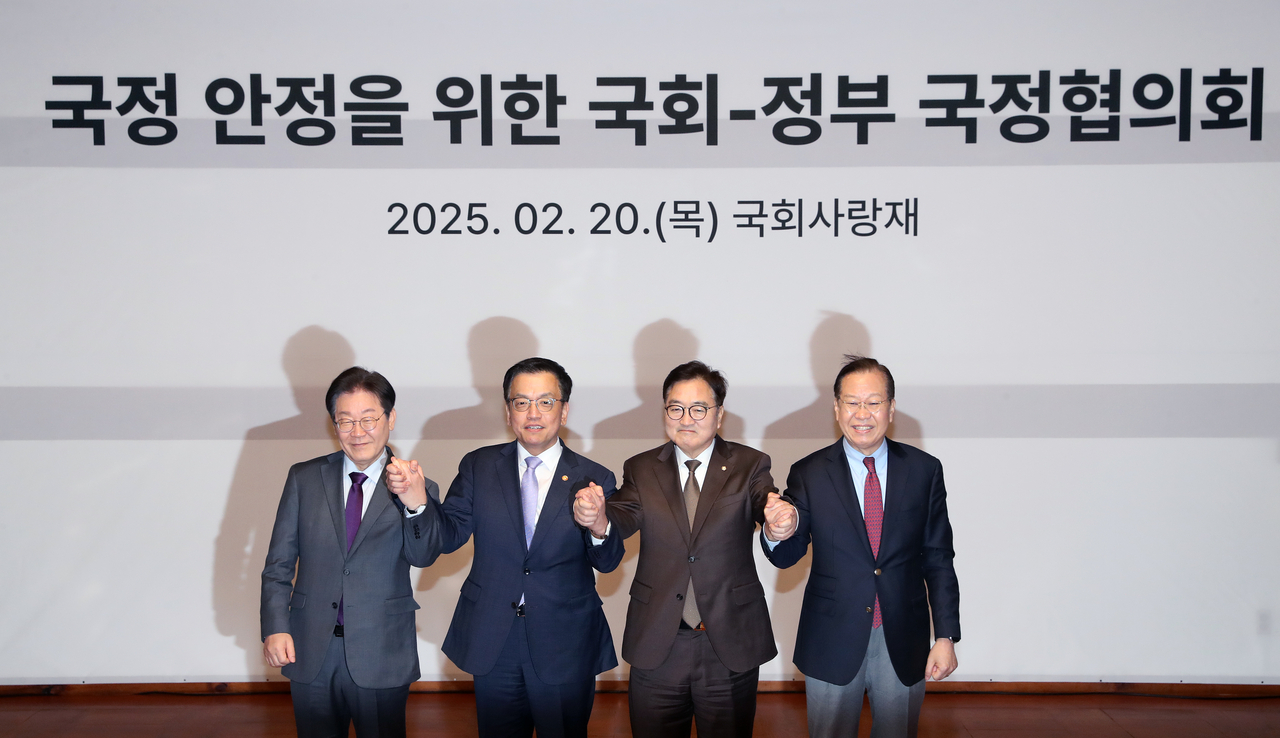 최상목 권한대행, 우원식 국회의장, 권영세 국민의힘 비상대책위원장, 이재명 더불어민주당 대표가 20일 오후 서울 여의도 국회 사랑재에서 열린 국회-정부 슬롯 무료 사이트 첫 회의에서 기념촬영을 하고 있다. 왼쪽부터 이 대표, 최 권한대행, 우 의장, 권 비대위원장. 국회사진기자단