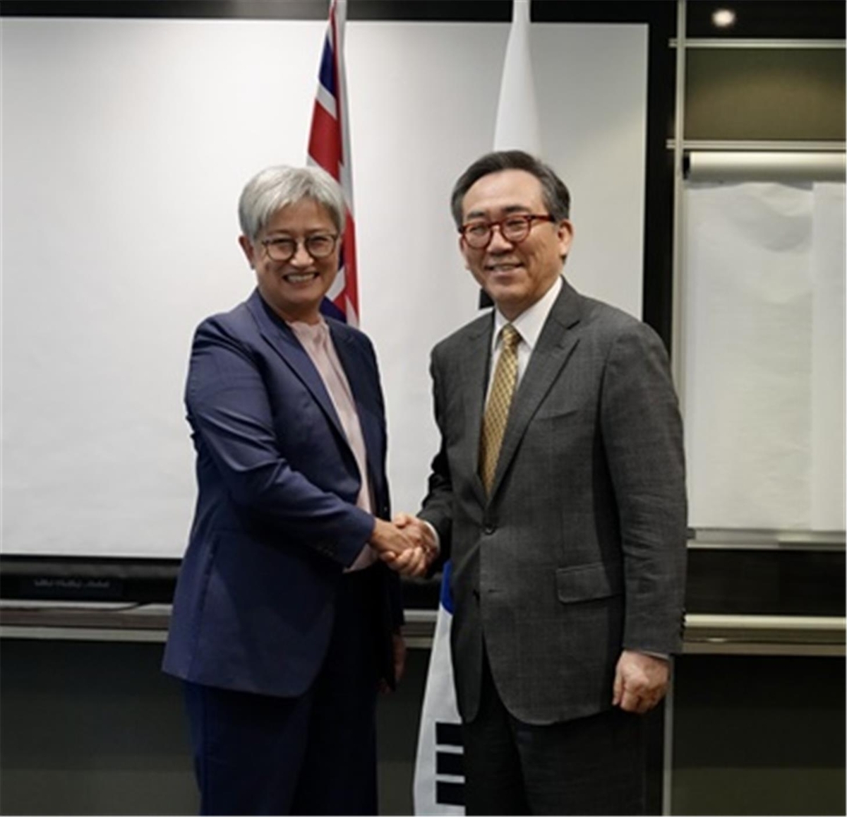 This photo, provided by the South Korean foreign ministry, shows Foreign Minister Cho Tae-yul and Australian Foreign Minister Penny Wong shaking hands during talks in Johannesburg, South Africa, on Thursday. (Yonhap)