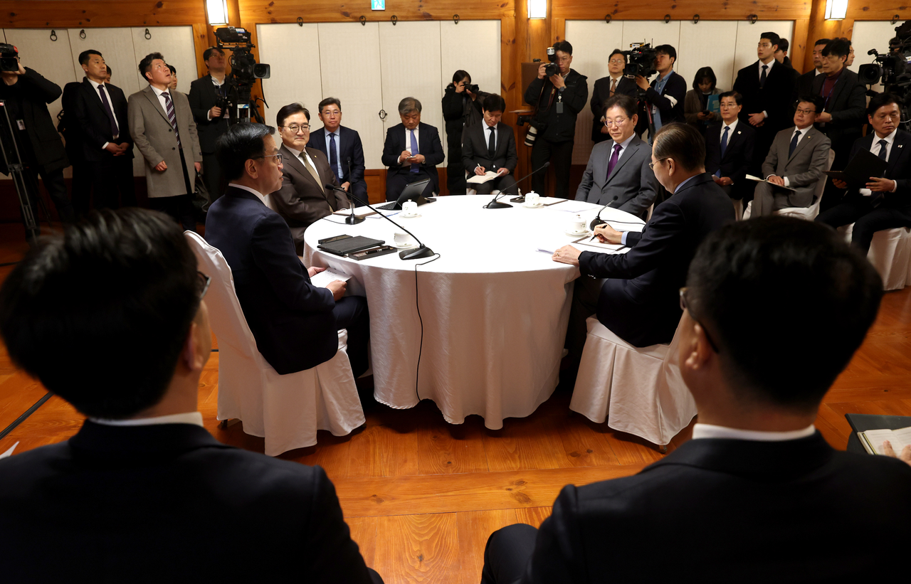 국정 안정을 위한 국회-정부 국정협의회가 20일 오후 국회 사랑재에서 열리고 있다. [국회사진기자단]