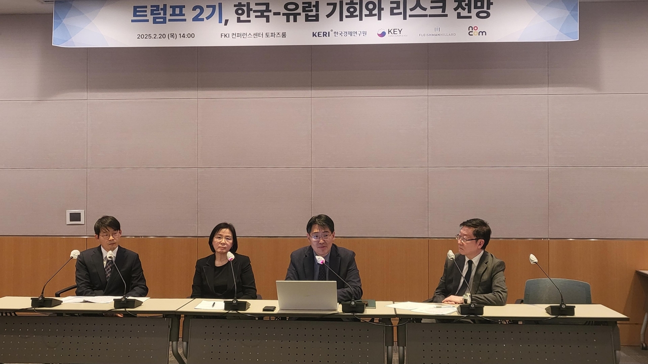 From left: Shin Won-kyu, a research fellow at the Korea Economic Research Institute, Park Young-sook, CEO of Fleishman Hillard Korea, Kang Yoo-duk, professor of economics at Hankuk University of Foreign Studies, and Philippe Li, president of think tank KEY, speak at a business roundtable in Seoul. (Fleishman Hillard)