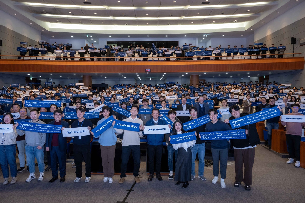 호세 무뇨스(앞줄 가운데) 현대자동차 사장이 20일 타운홀 미팅 후 임직원과 기념 촬영을 하고 있다. [꽁 머니 카지노 3 만 제공]