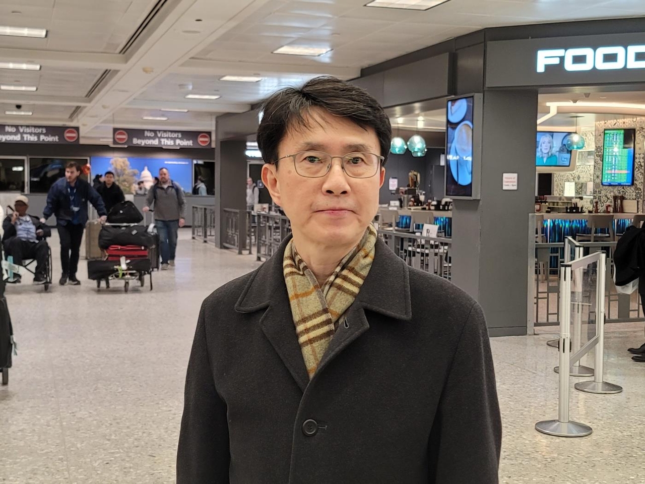 South Korea's Deputy Minister for Trade Park Jong-won arrives at Dulles International Airport near Washington, D.C., on Monday. (Yonhap)